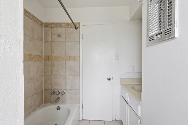 1655 Hawthorne St, Houston, TX 77006