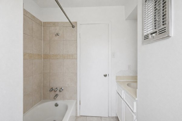 1655 Hawthorne St, Houston, TX 77006